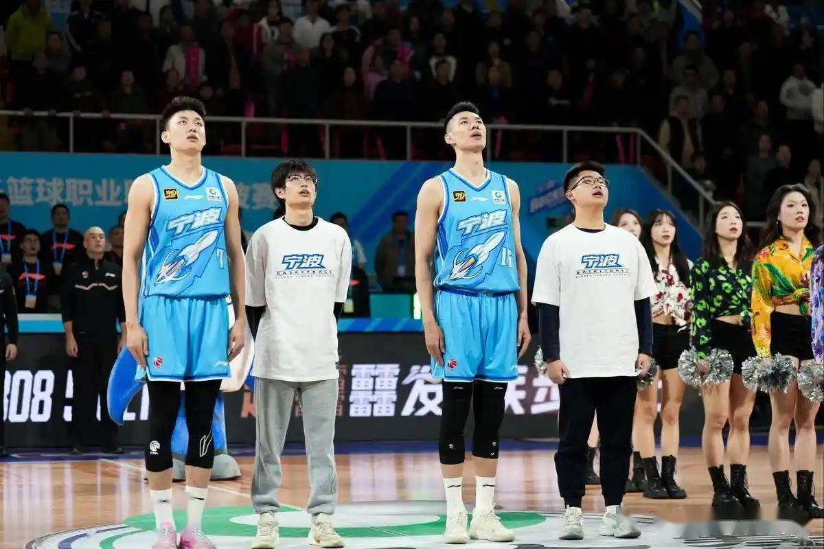 今晚广厦男篮备战中超国际比赛日新疆广汇调整名单以备中超，深圳男篮今晨内部沟通瞬间刷屏的简单介绍